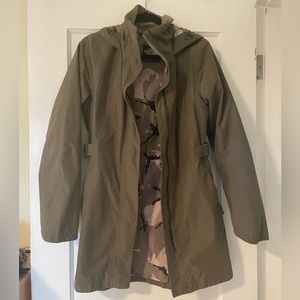 Amazing north face rain coat!! Selling because I simply do not wear it enough